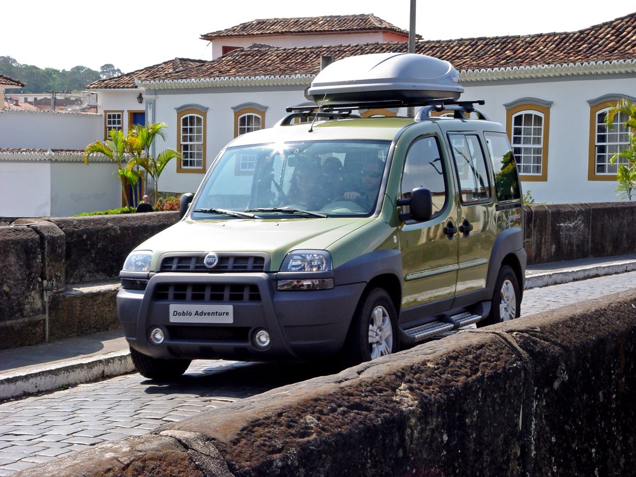 Fiat Doblò Adventure série especial Estrada Real verde de frente