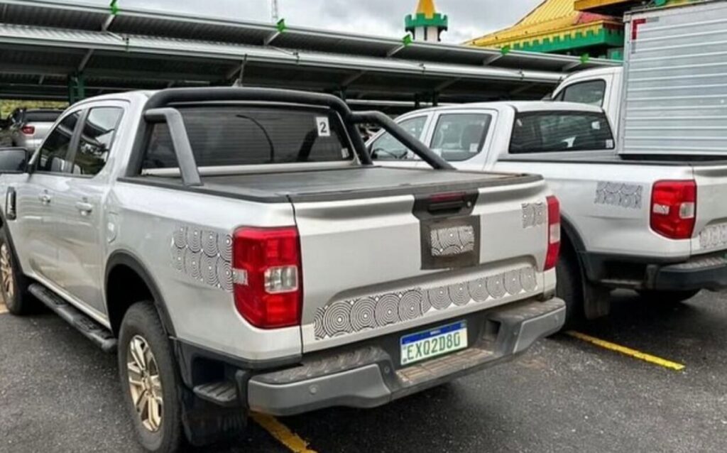 Nova Ford Ranger flagrada vista da diagonal traseira.