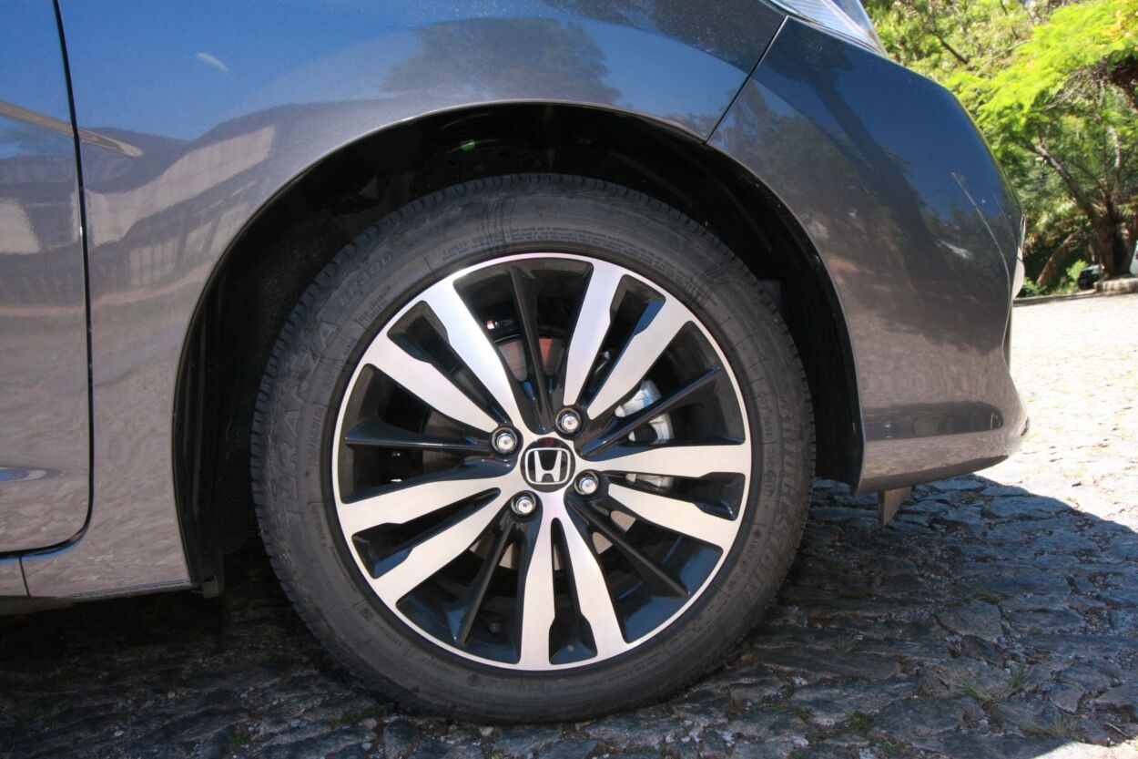 Honda Fit 1.5 modelo 2018 cinza escuro roda de liga leve estático no calçamento