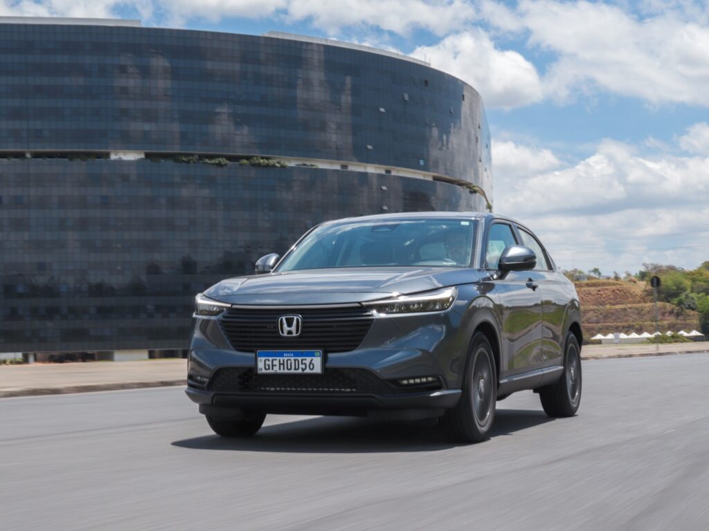 Honda HR-V EXL 2023 cinza em movimento de frente