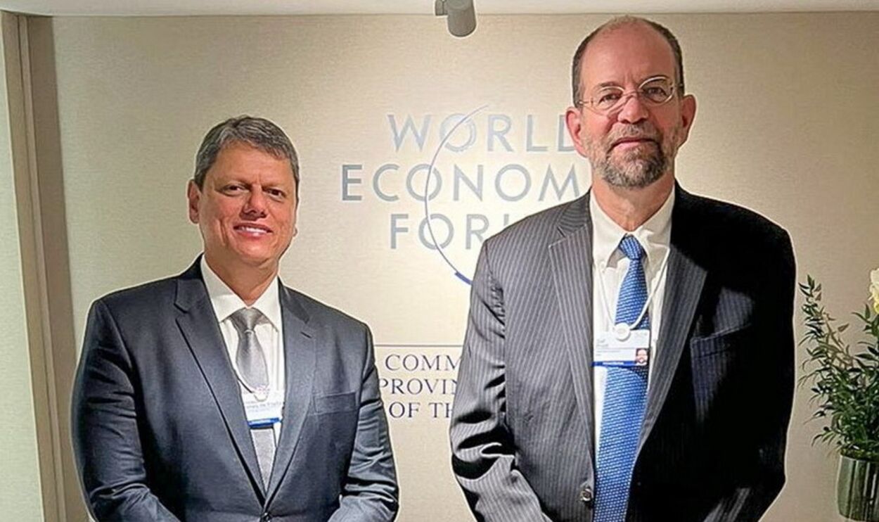 Governador de São Paulo Tarcísio de Freitas e Gill Pratt CEO Toyota Research Institute em Davos, na Suíça