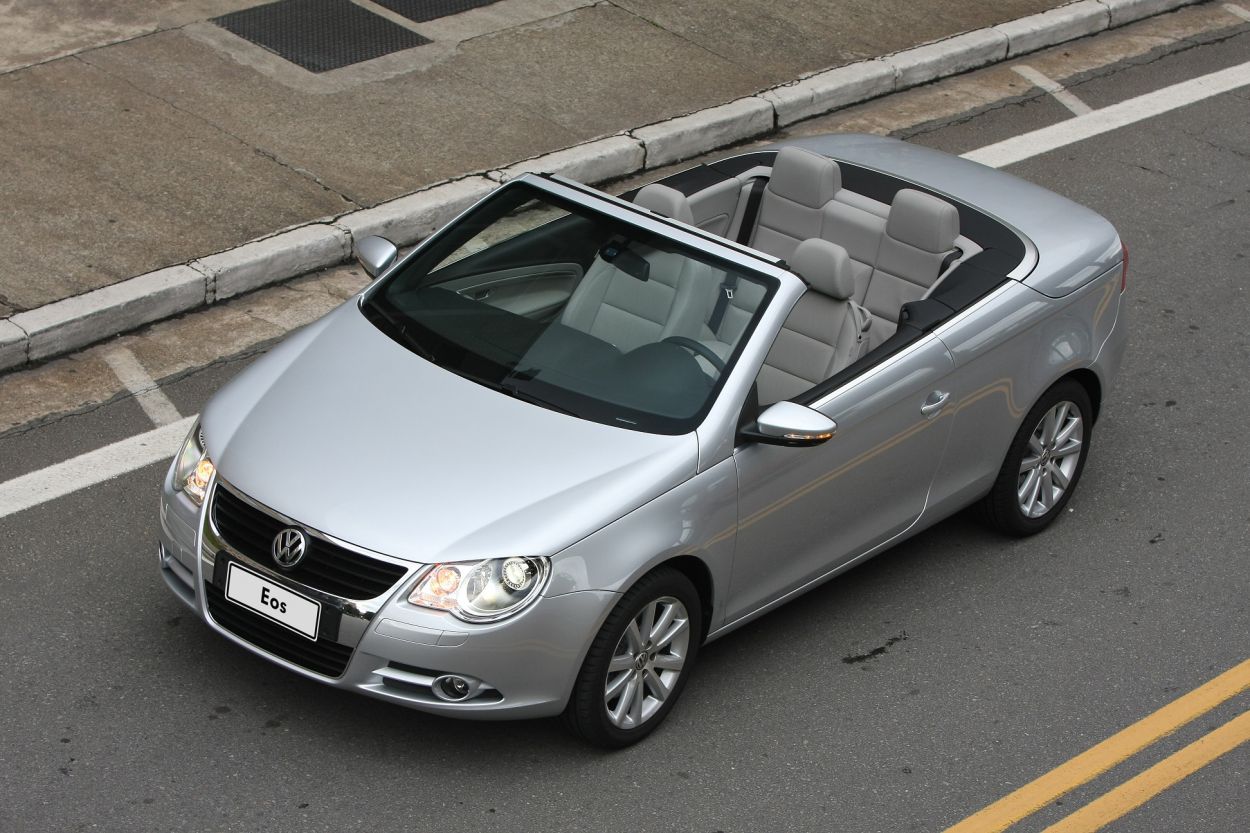 Volkswagen Eos de frente com a capota aberta