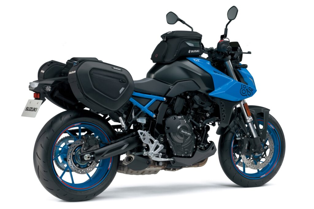 Suzuki GSX-8S modelo 2023 azul e preto de lateral traseira estática no estúdio