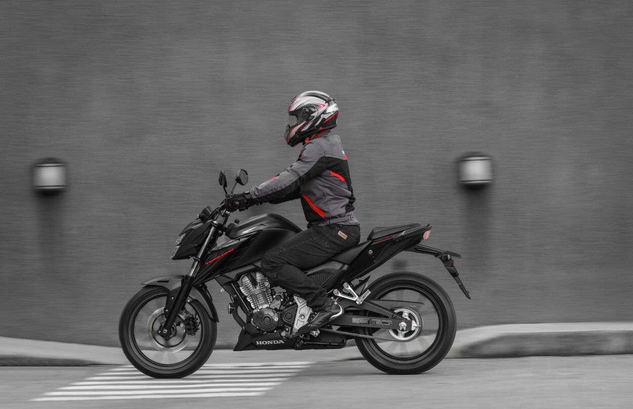 Honda CB 300F Twister modelo 2023 preto de lateral em movimento no asfalto