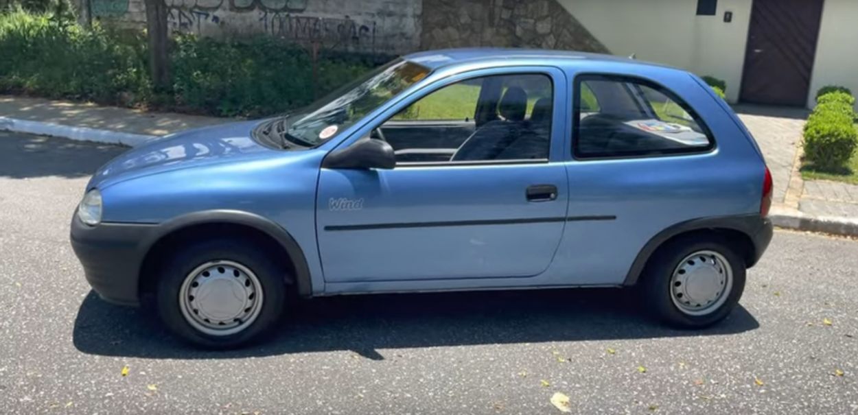 Chevrolet Corsa Wind 1.0 azul 1993 de lado; unidade foi a primeira a receber placa preta.