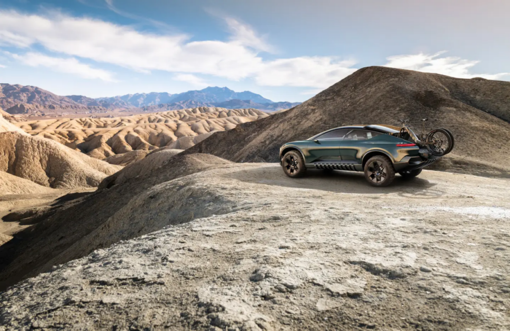 Novo conceito da Audi visto de trás em montanha de areia.