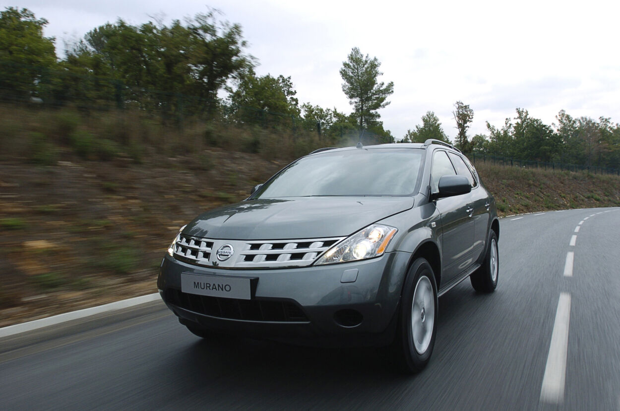 Nissan Murano cinza de frente em movimento em rodovia