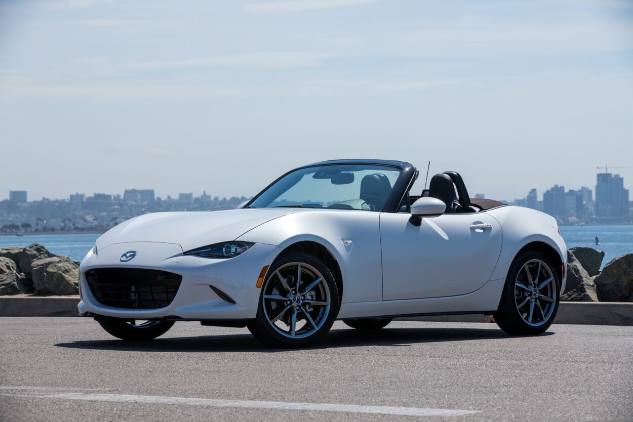 Mazda MX-5 Miata 2015 branco de frente estacionado