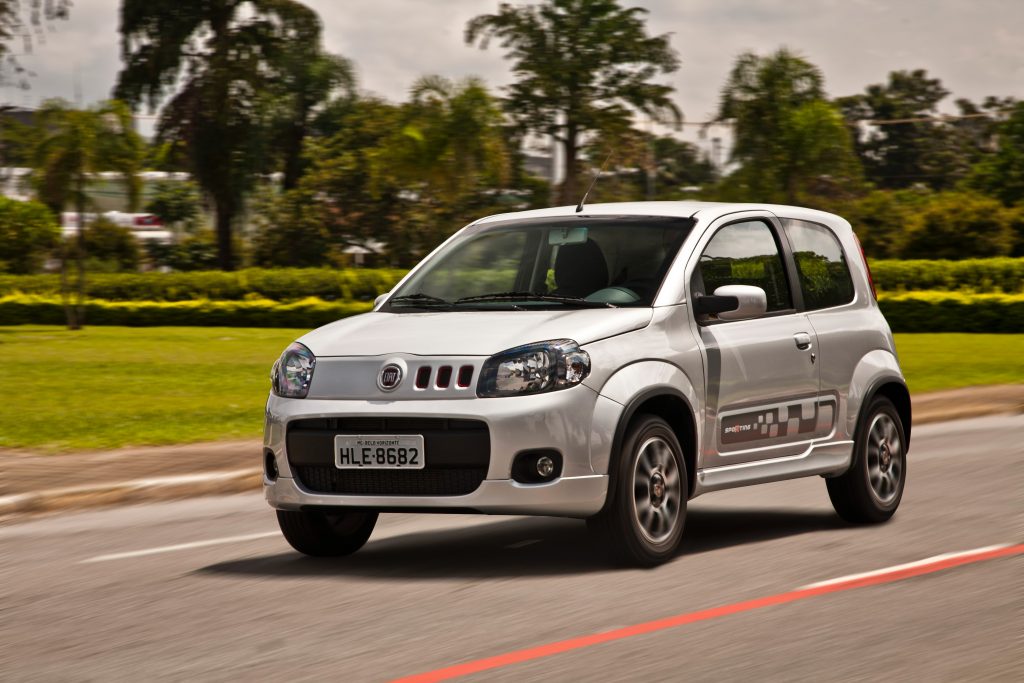 Fiat Uno Sporting; para matéria de carros fantasiados no Carnaval.