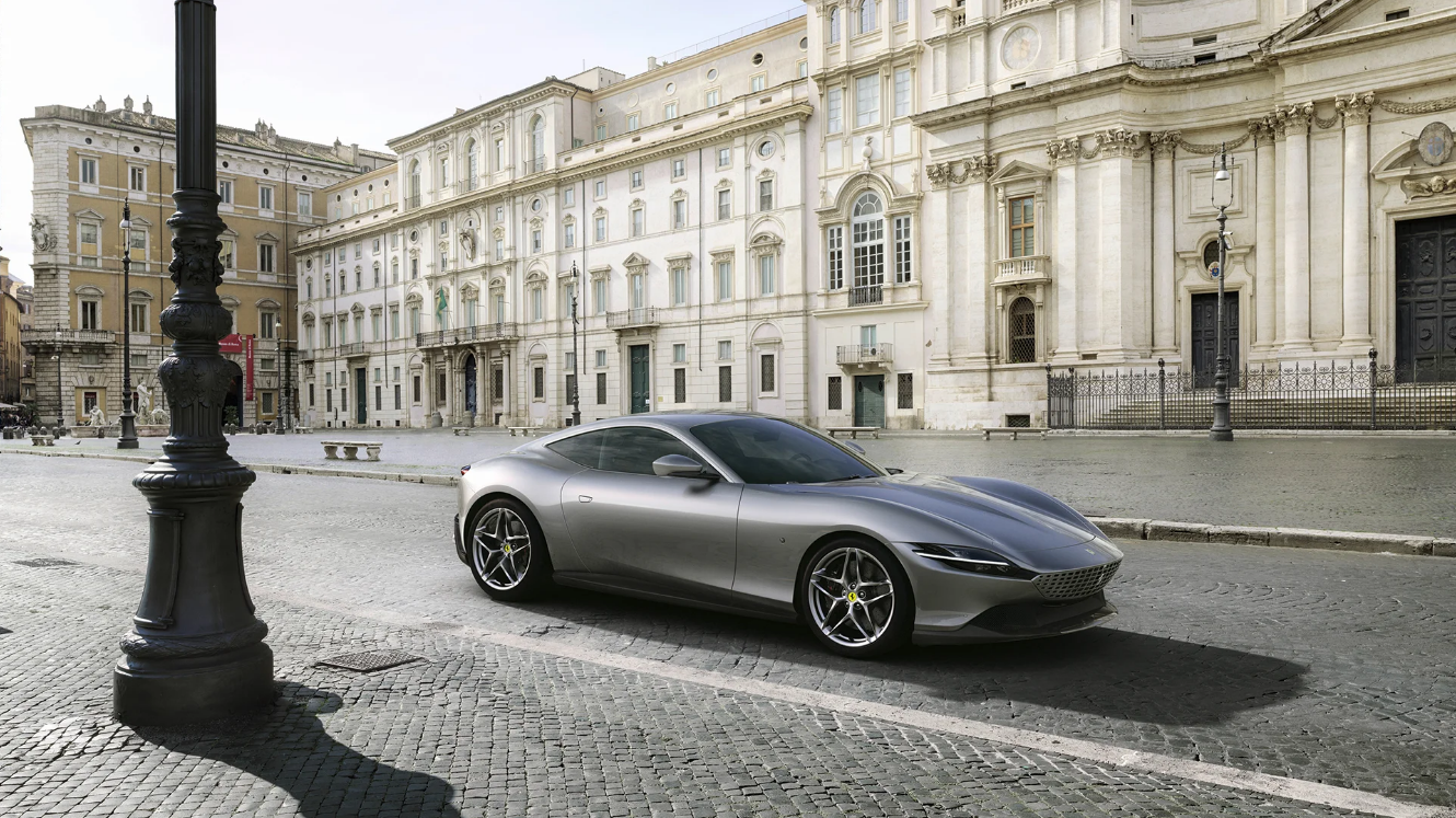 Ferrari Roma 2020 vista da diagonal frontal em rua de pedra. 