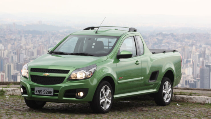 Chevrolet Montana 2010 Sport verde de frente.