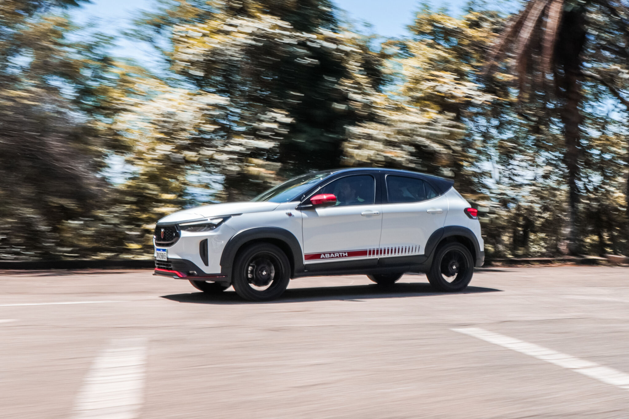 Pulse Abarth em movimento sendo fotografado de 3/4 de frente e lateral esquerda