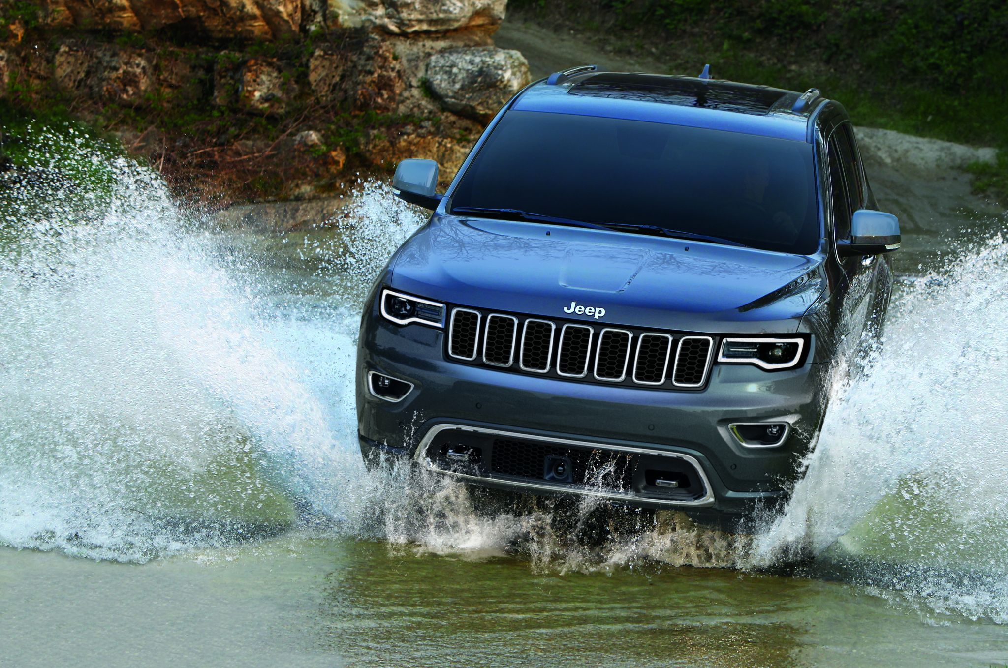 Jeep Grande Cherokee 2021 cinza de frente atravessando rio