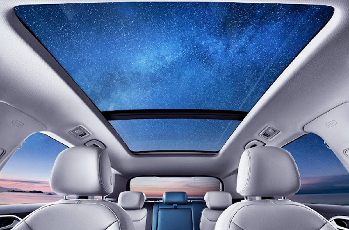 Parte interna com teto solar panorâmico elétrico.