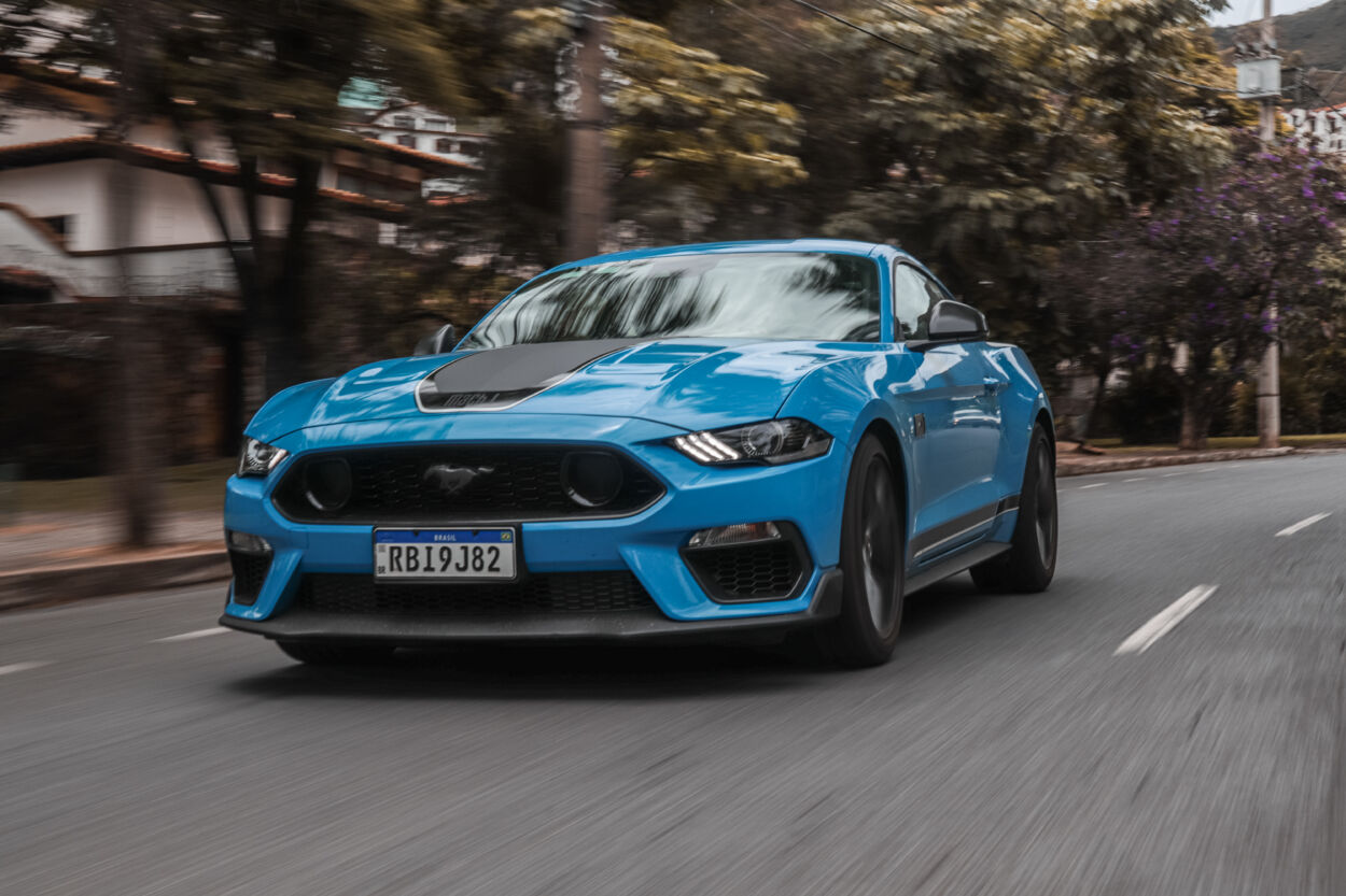 Ford Mustang Mach 1 2022 azul de frente em movimento