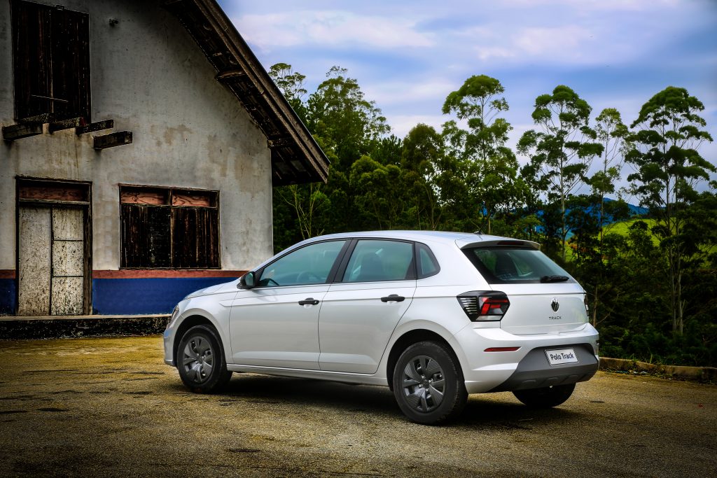 volkswagen polo track 2023 prata de lateral estacionado