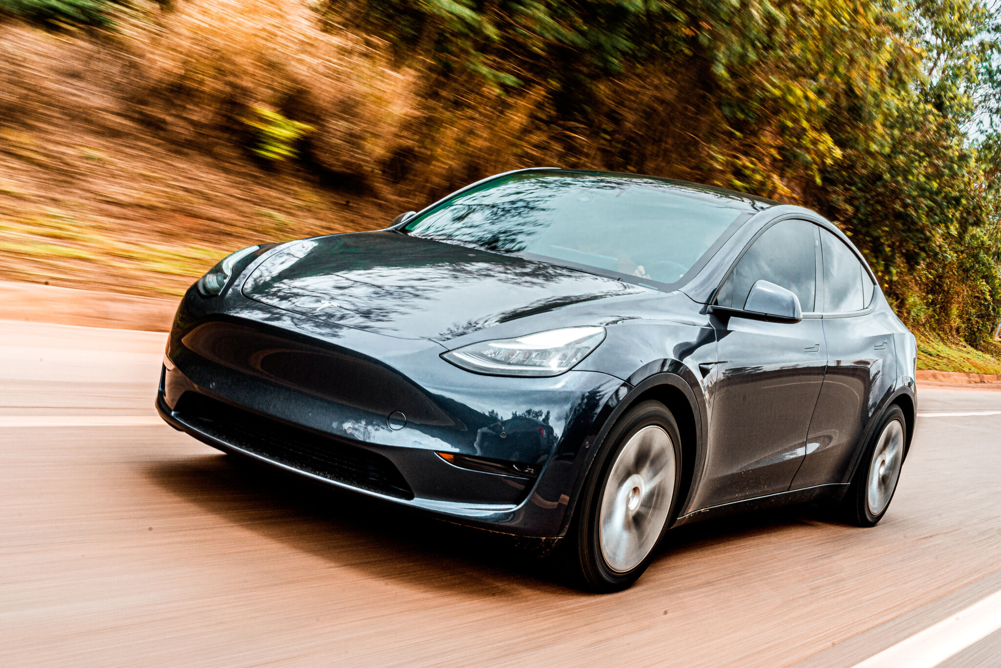 Milhares de veículos da Tesla são convocados para recall por defeito no sistema autônomo