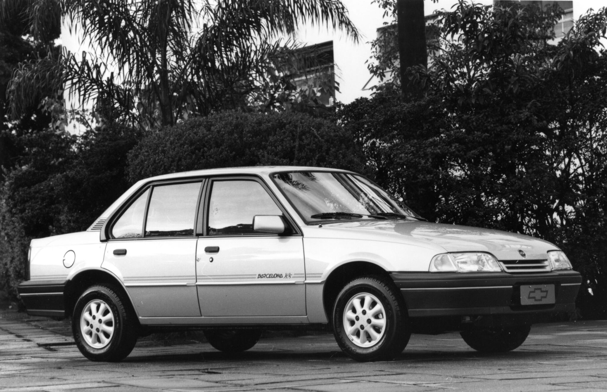 Foto em preto e branco do Chevrolet Monza visto lateralmente. Ele é o primeiro da lista dos carros usados mais procurados.