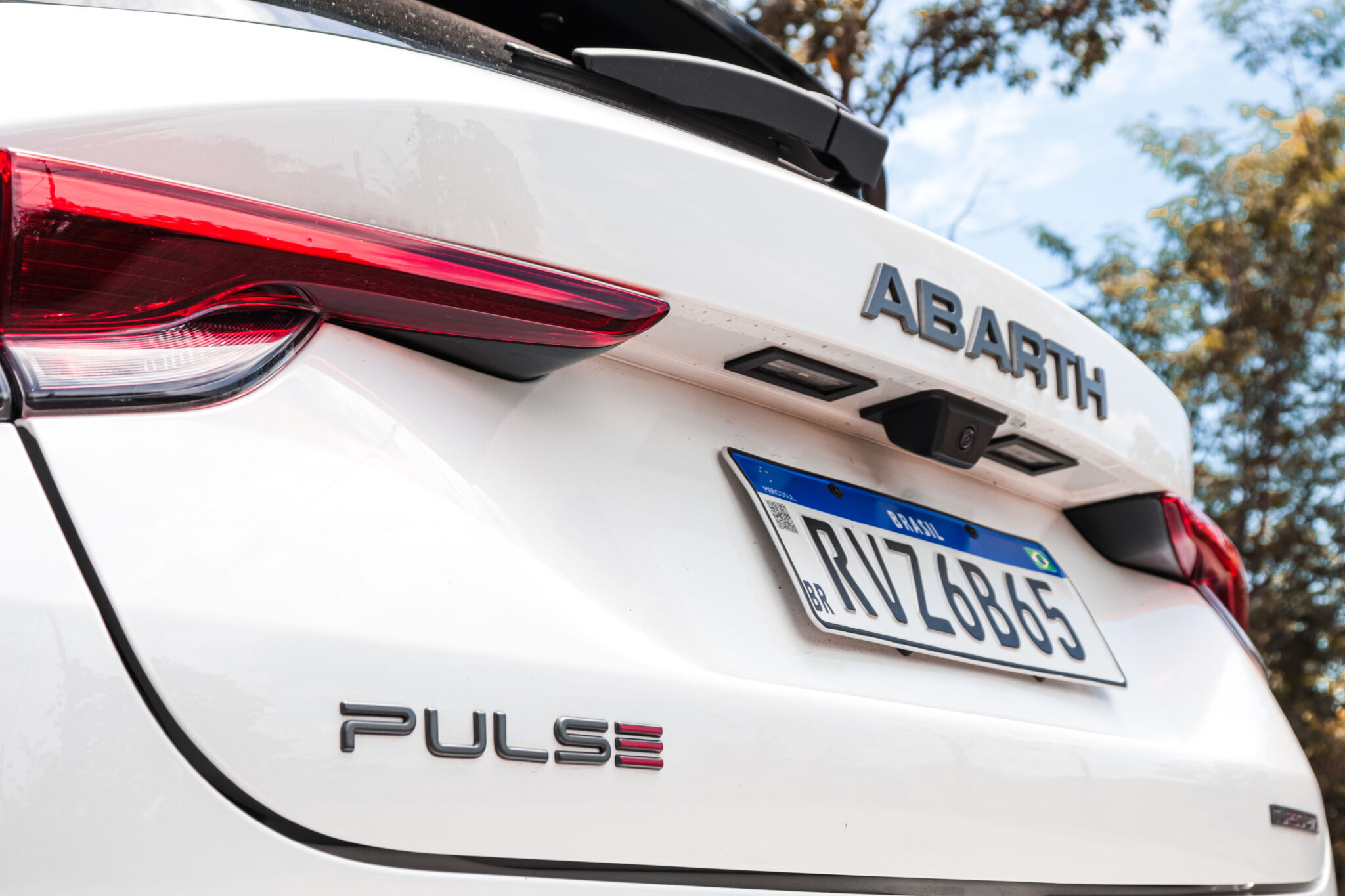 Detalhe da tampa traseira com a inscrição Abarth no lugar do tradicional Fiat, no centro da tampa, acima da placa e nas bases da tampa o nome do modelo, Pulse e da motorização, T270