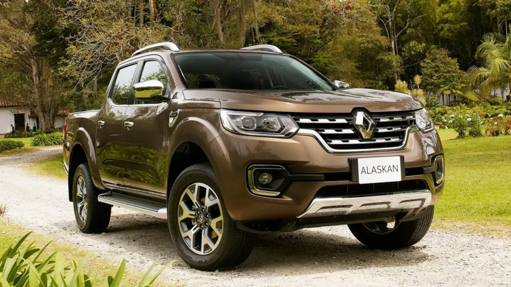 Renault Alaskan marrom vista da diagonal frontal.