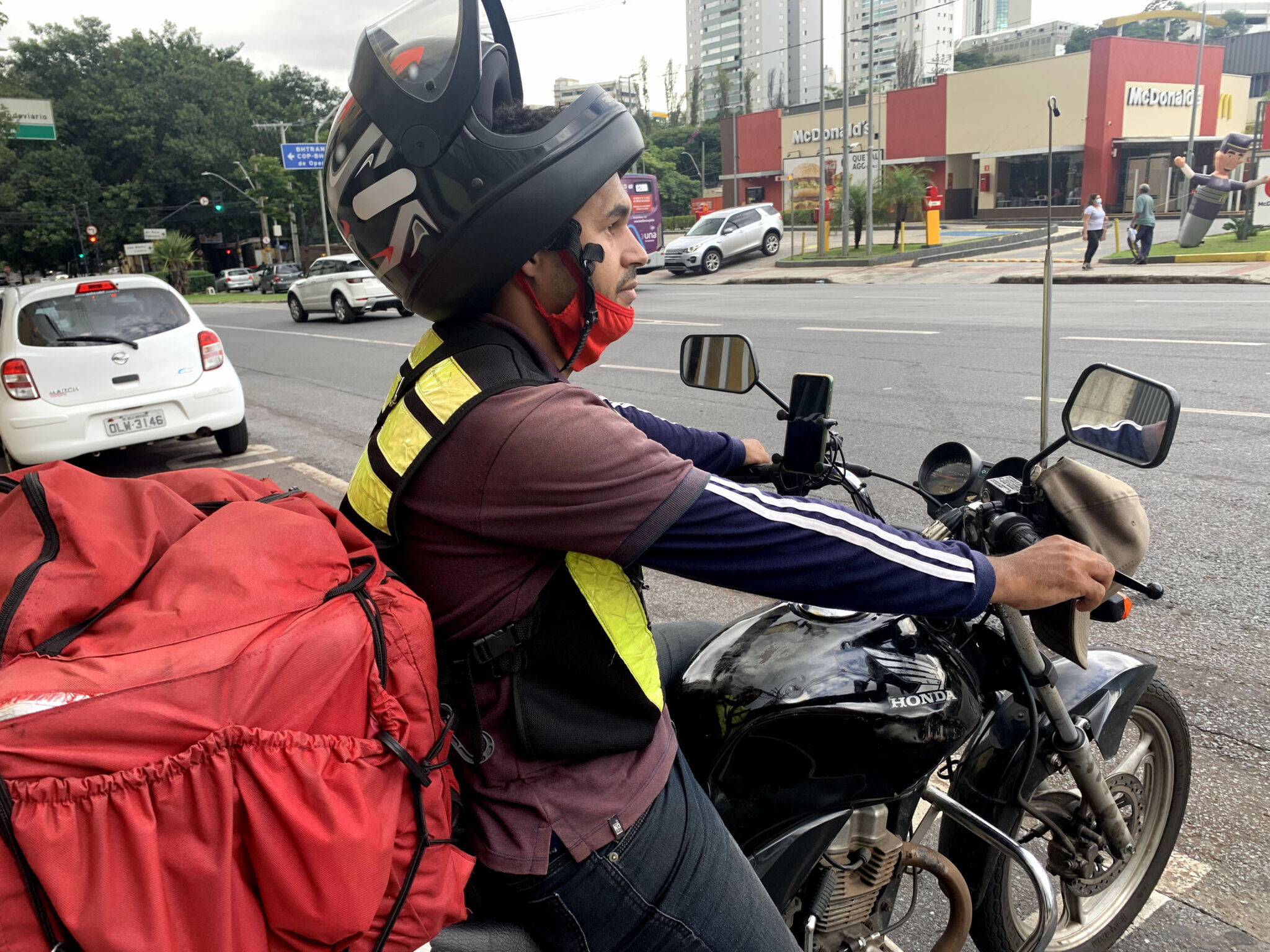 Mototáxis e motofretes se popularizam pelo país