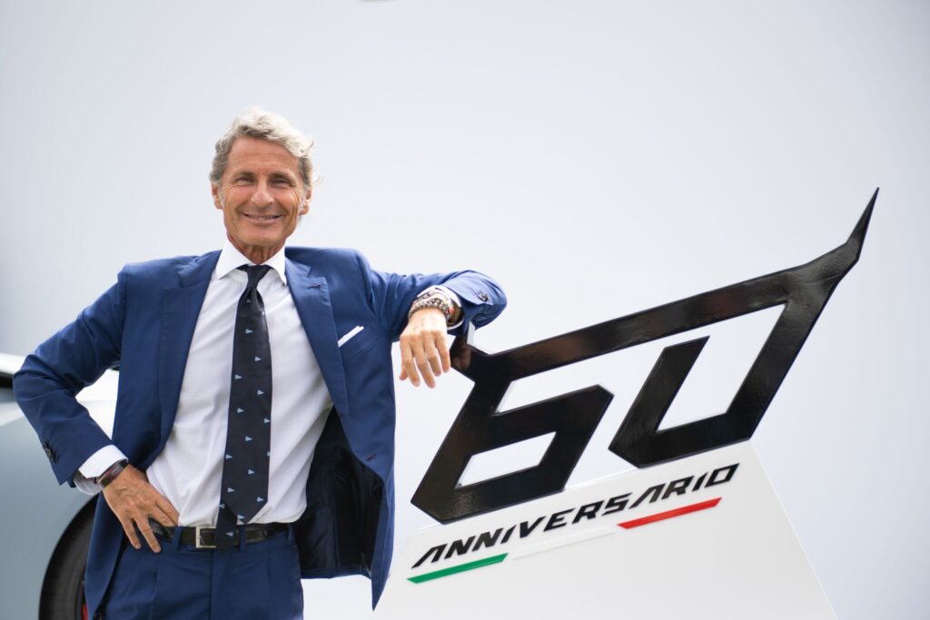 Stephan Winkelmann, CEO da marca, ao lado do logotipo do 60º aniversário.