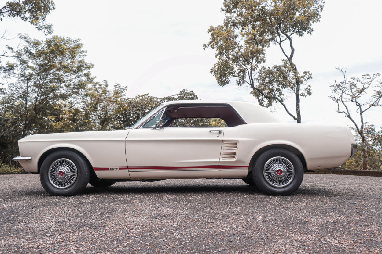 Ford Mustang GT 1967 branco de lateral estacionado