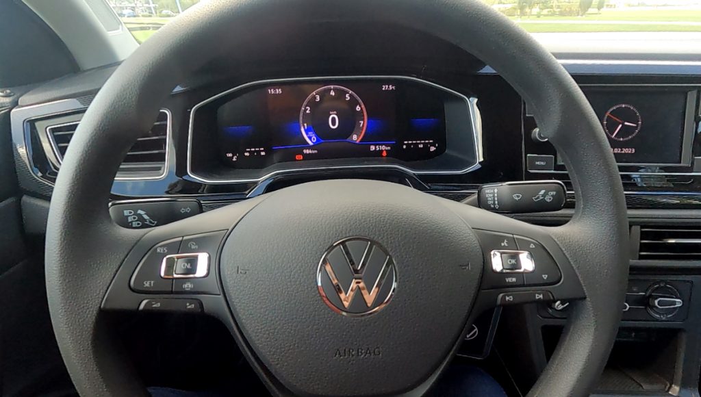 Volkswagen Virtus 2024 170 TSI manual, detalhe do volante e quadro de instrumentos digital.