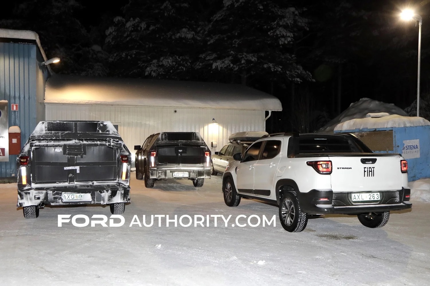 Nova caminhonete RAM 1200 camuflada em testes de rodagem na neve ao lado de Fiat Strada