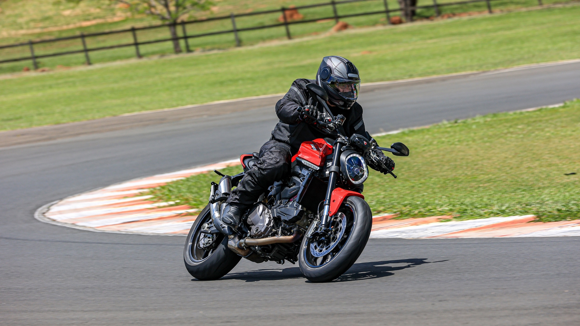 A Ducati Monster 937 ganhou sistema ABS que permite frear na curva sem alterar a trajetória  