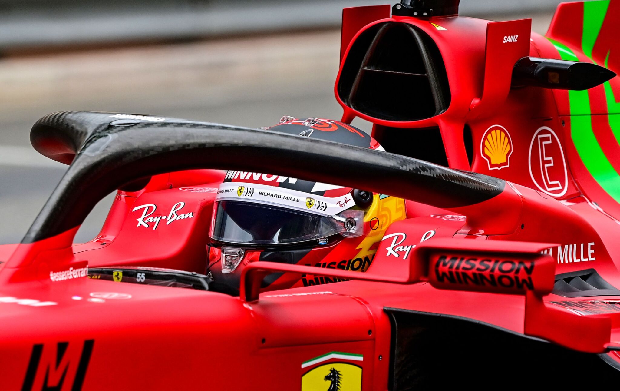 Os carros de F1 da Ferrari disputam na Scuderia 