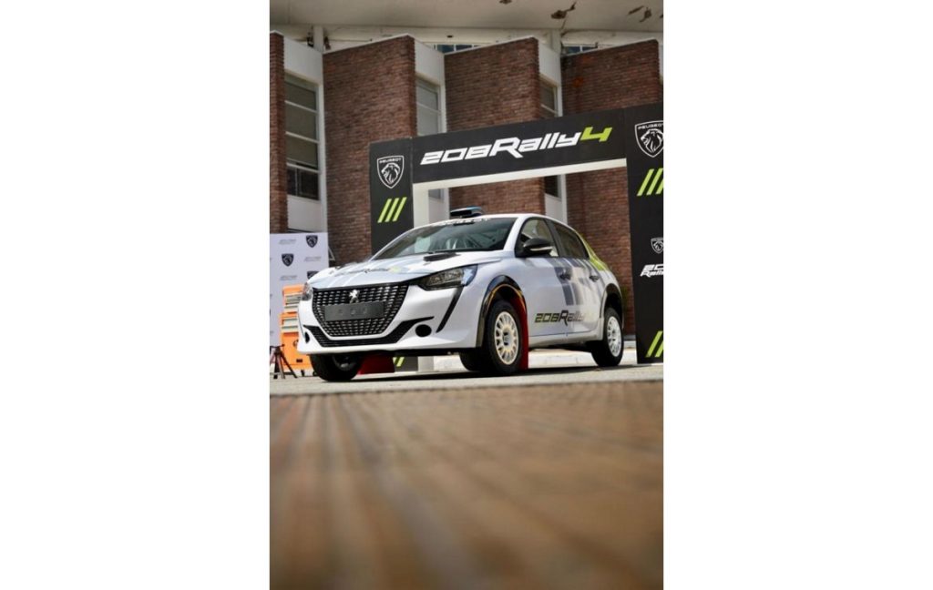 Peugeot 208 Rally4, de frente em imagem vertical.