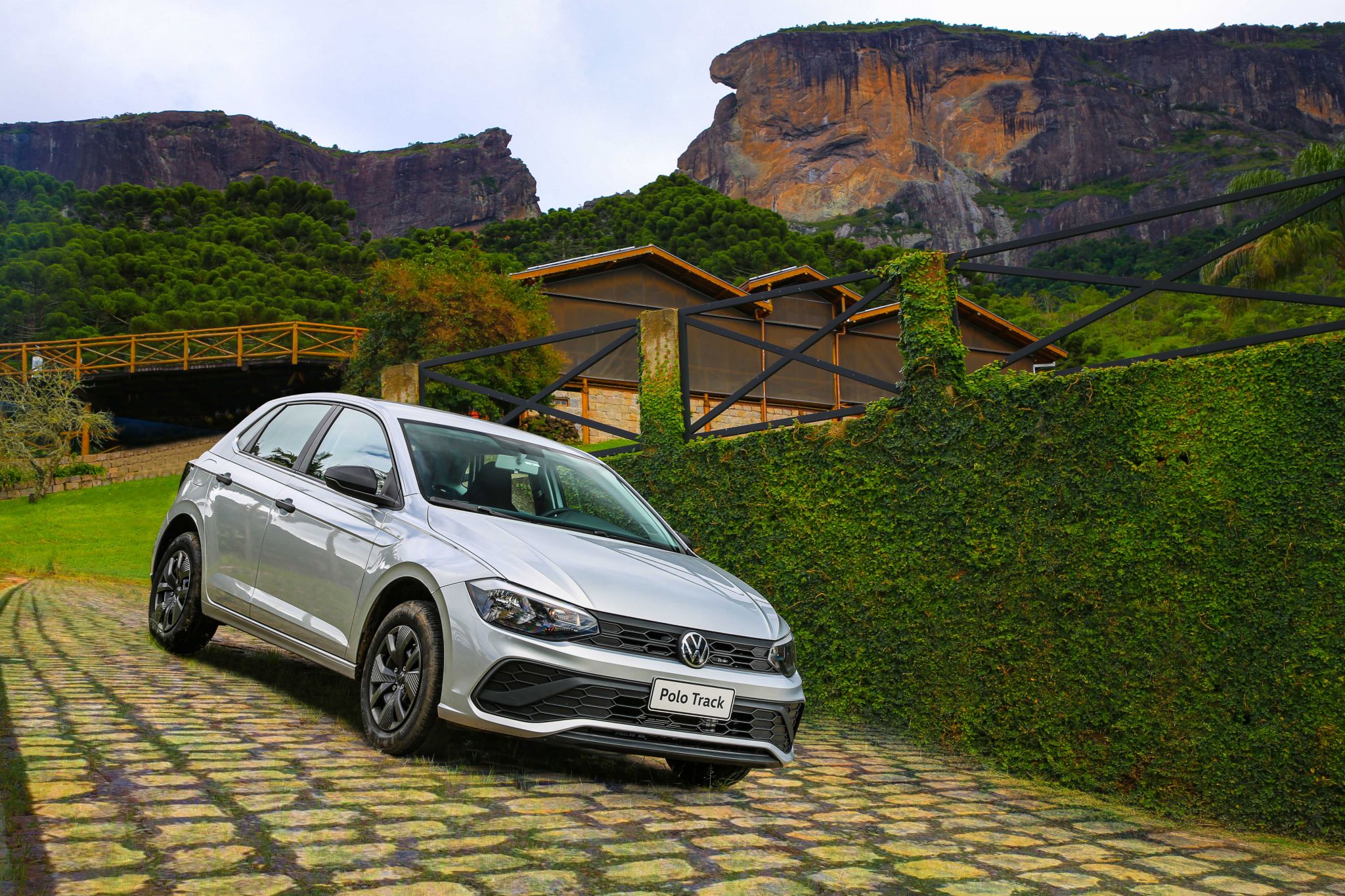 Volkswagen polo track 2023 prata de frente estacionado na descida; para matéria dos carros maios vendidos em março de 2023.