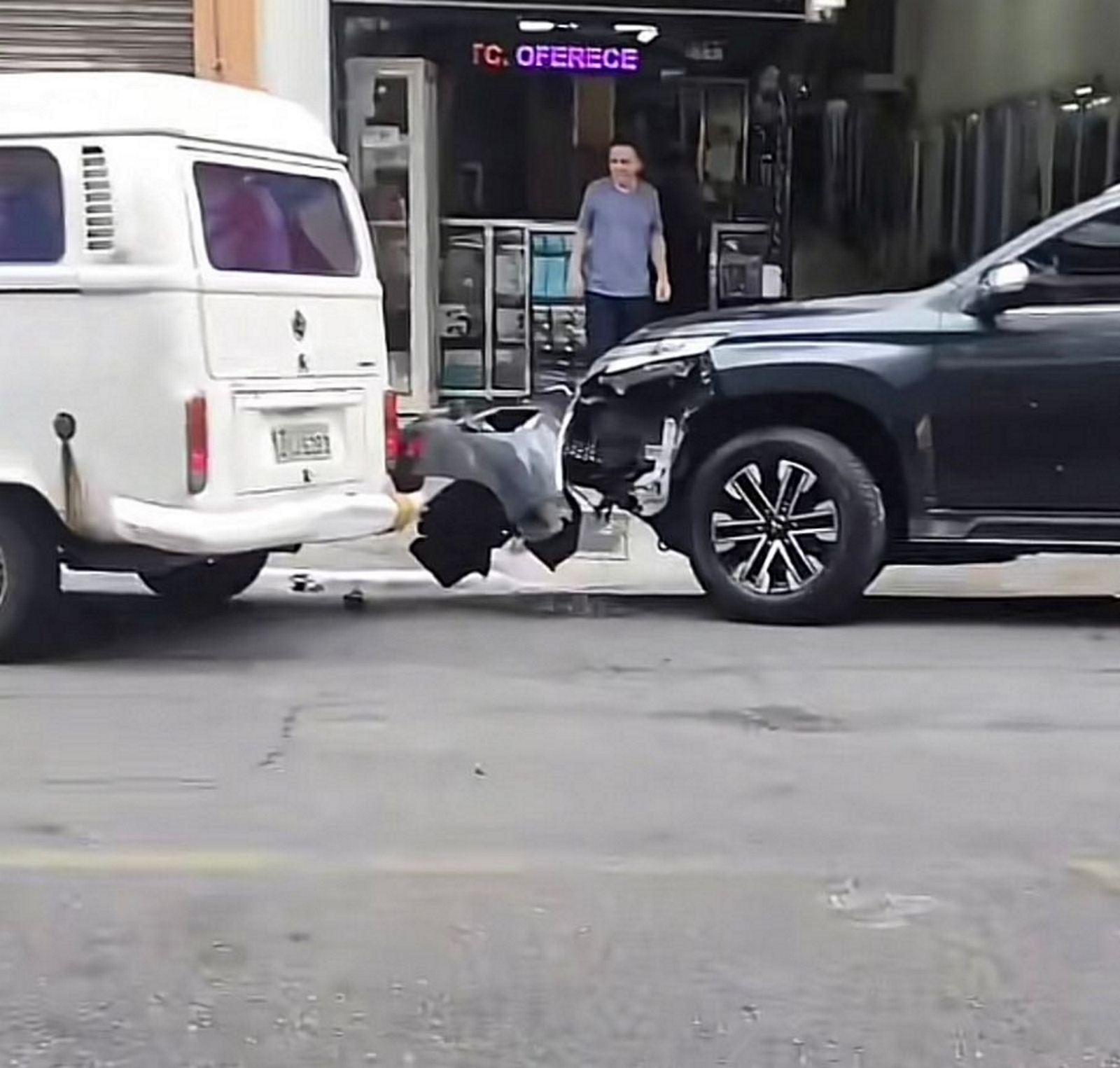 Kombi bate em carro de Celso Russomanno; de quem é a culpa?