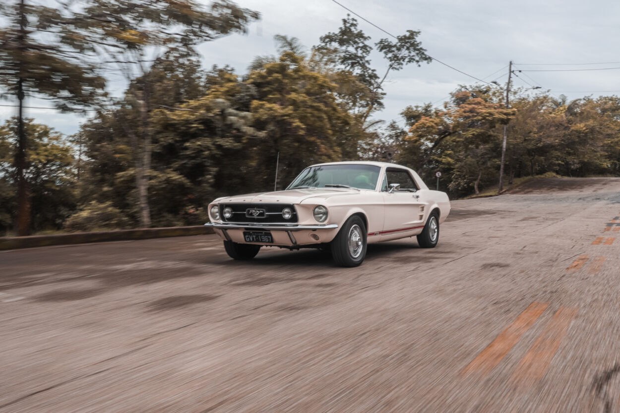 Ford Mustang GT 1967 branco de frente em movimento