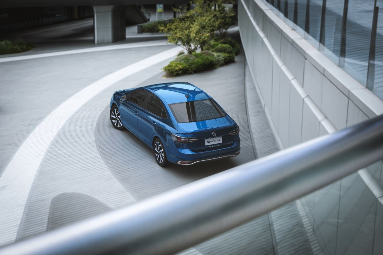 Volkswagen Virtus Highline 2024 azul de traseira