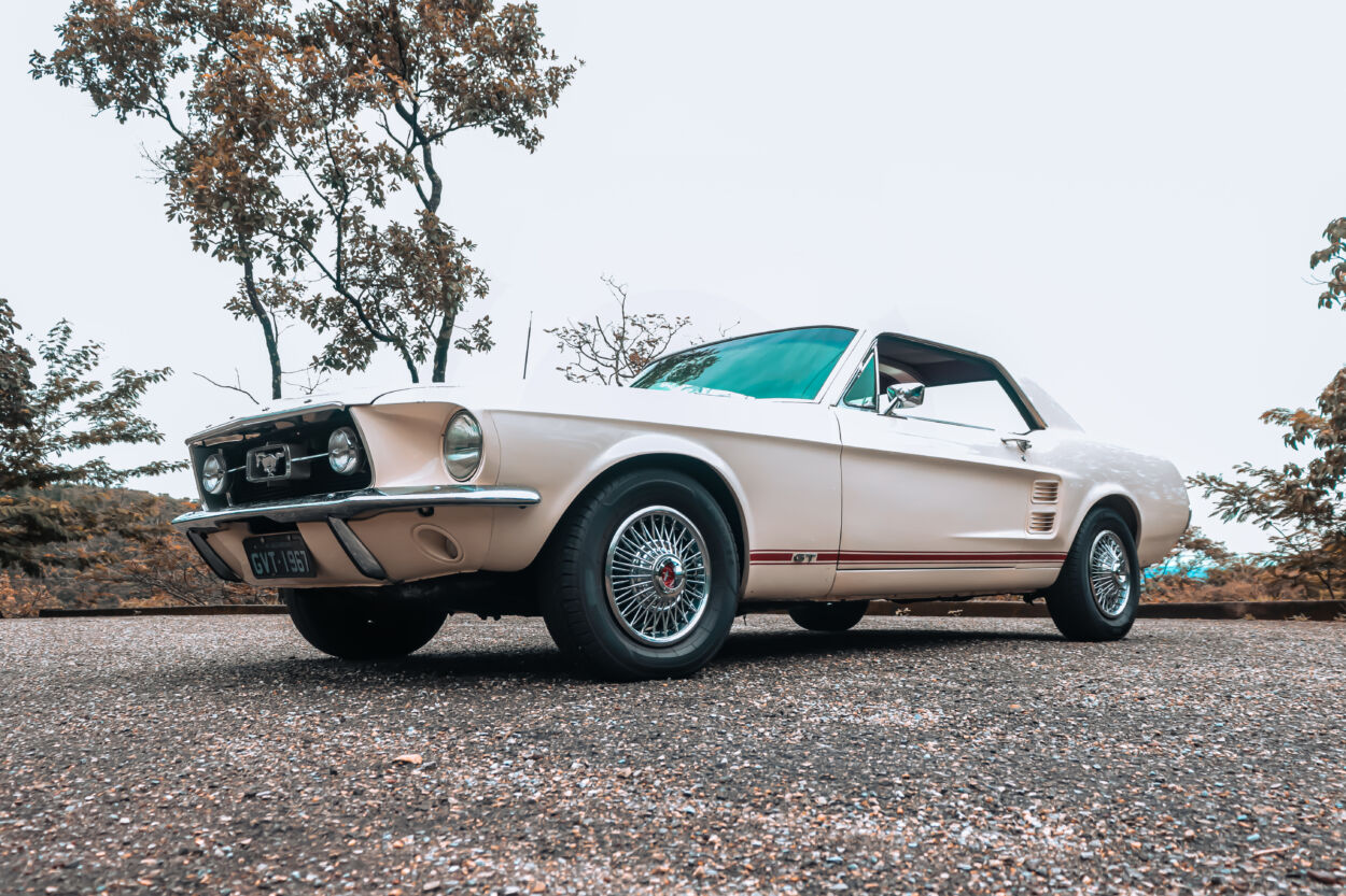 Ford Mustang GT 1967 branco de frente estacionado