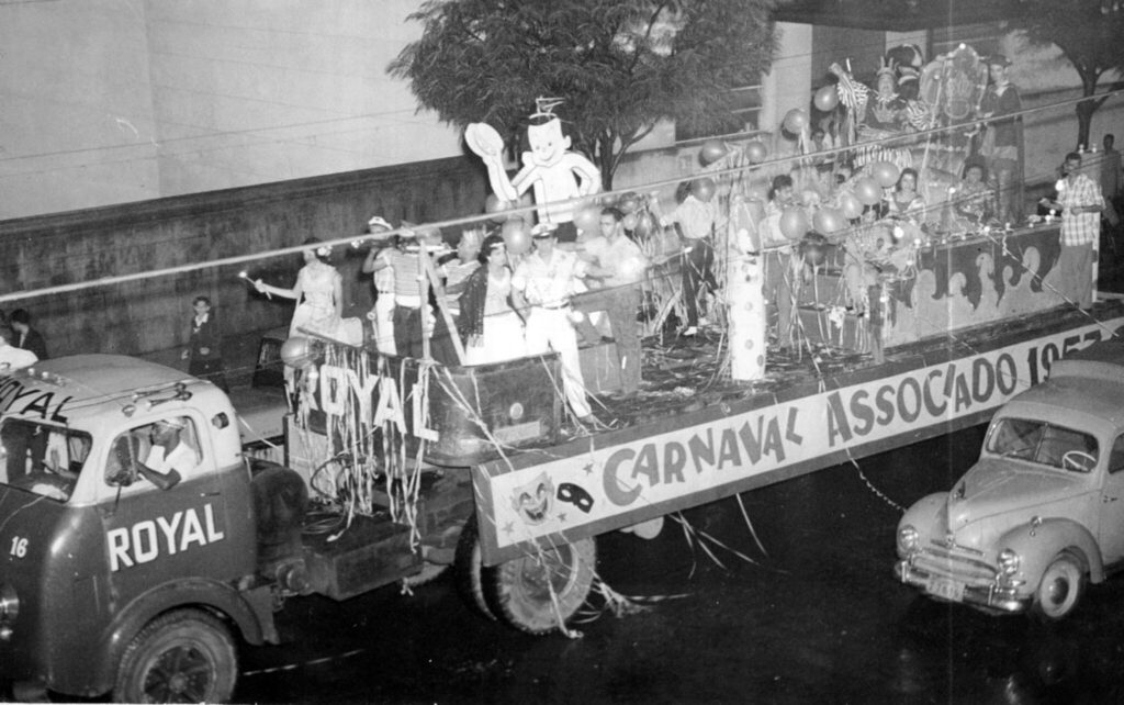 Carnaval de 1957 em Belo Horizonte. Desfile do carro alegórico Batalha Real, promovido pelos Diários Associados