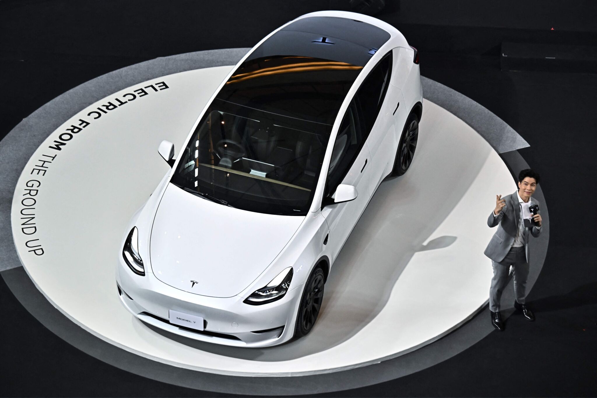 Tesla Model Y de cor branca sendo revelado em evento na Tailândia, foto de 2022
