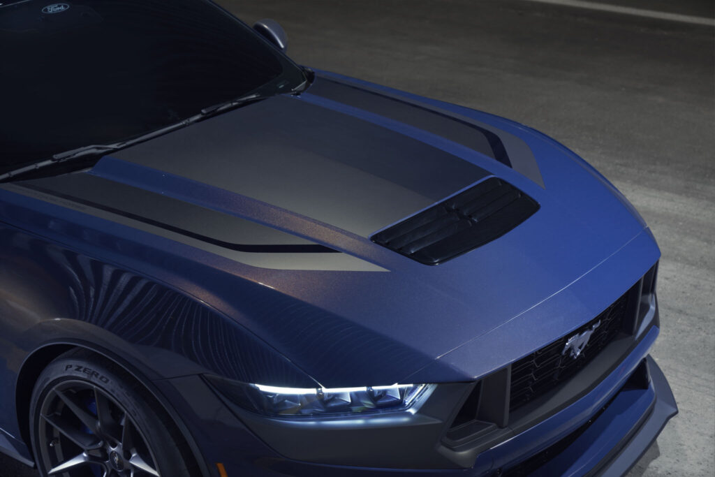 Capô do novo Mustang Dark Horse em tom azul metálico e toques de roxo.