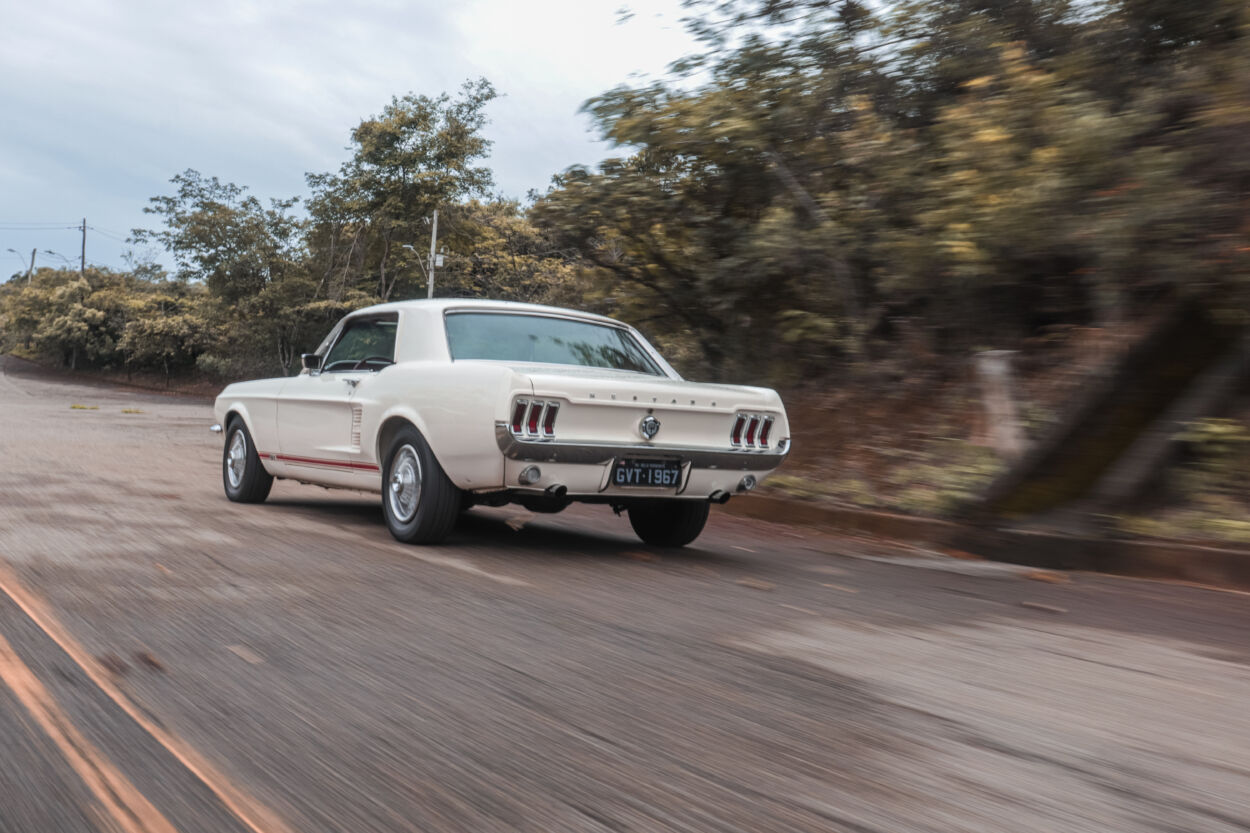 Ford Mustang GT 1967 branco de traseira em movimento