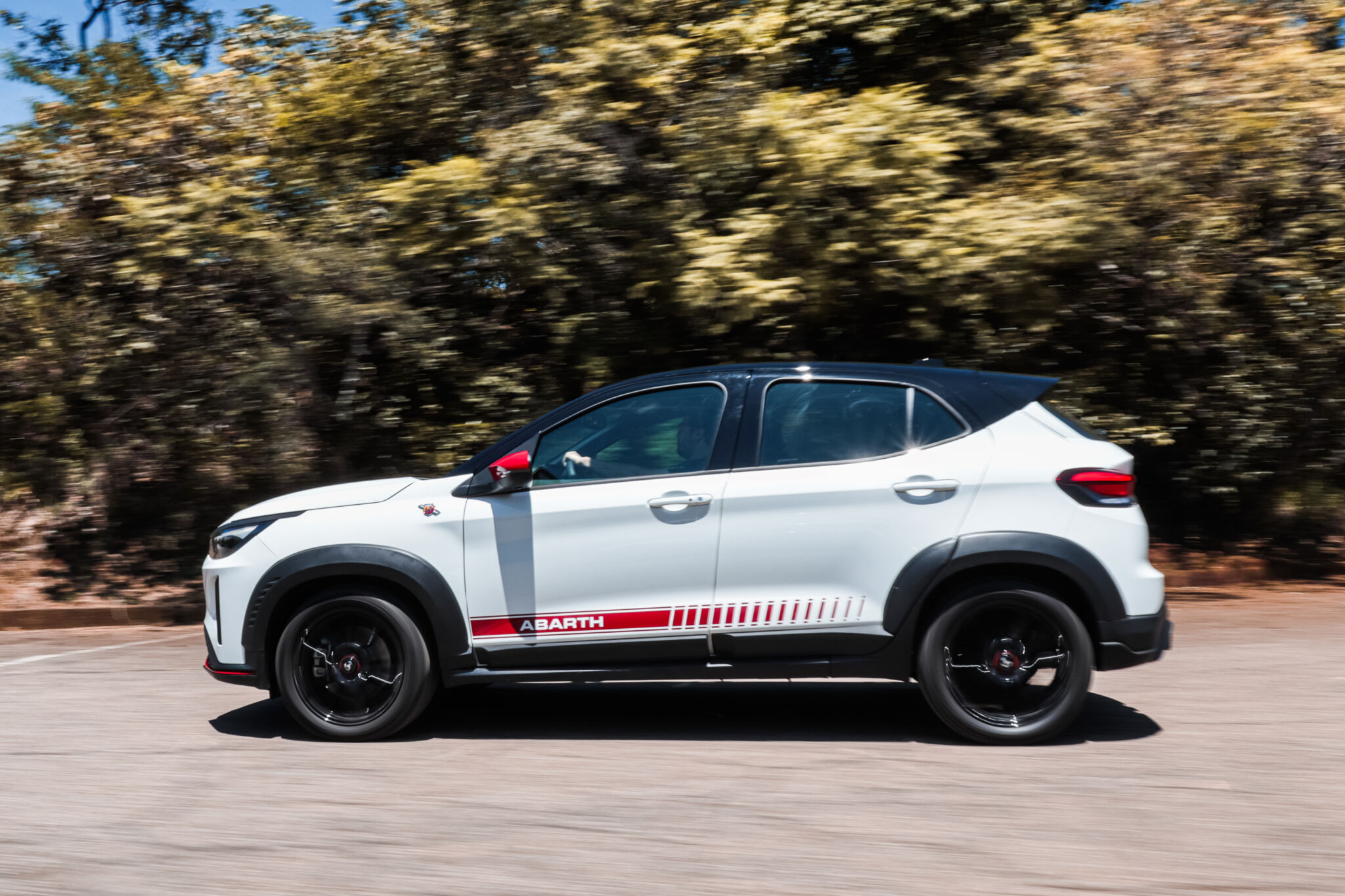 Pulse Abarth em movimento fotografado totalmente de lado