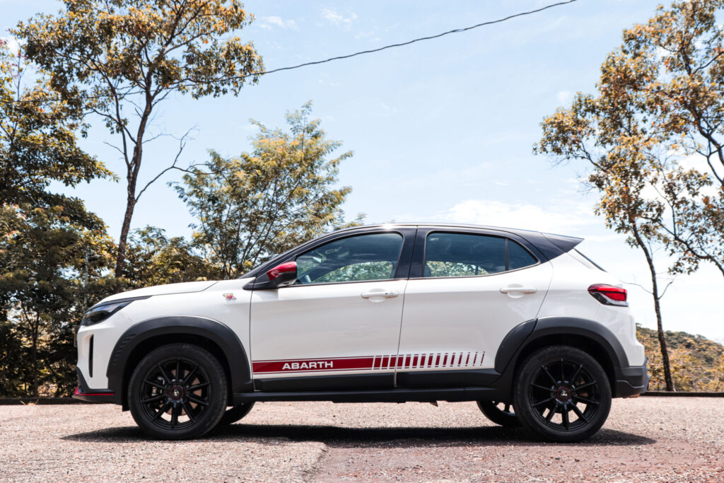 Pulse Abarth estático fotografado totalmente de lado