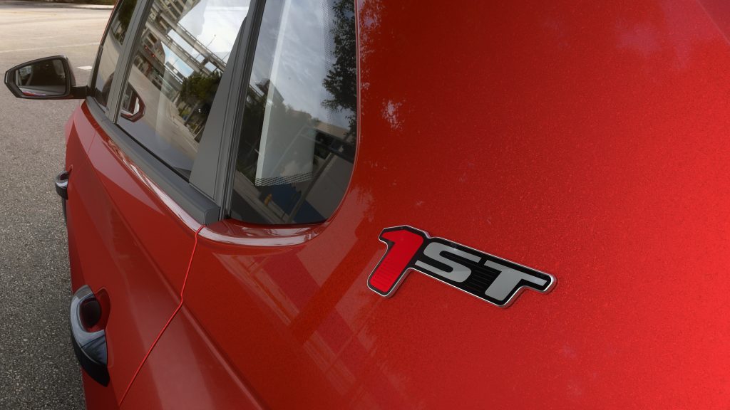 Volkswagen Polo Track 1st Edition 2023 vermelho, detalhe do emblema.