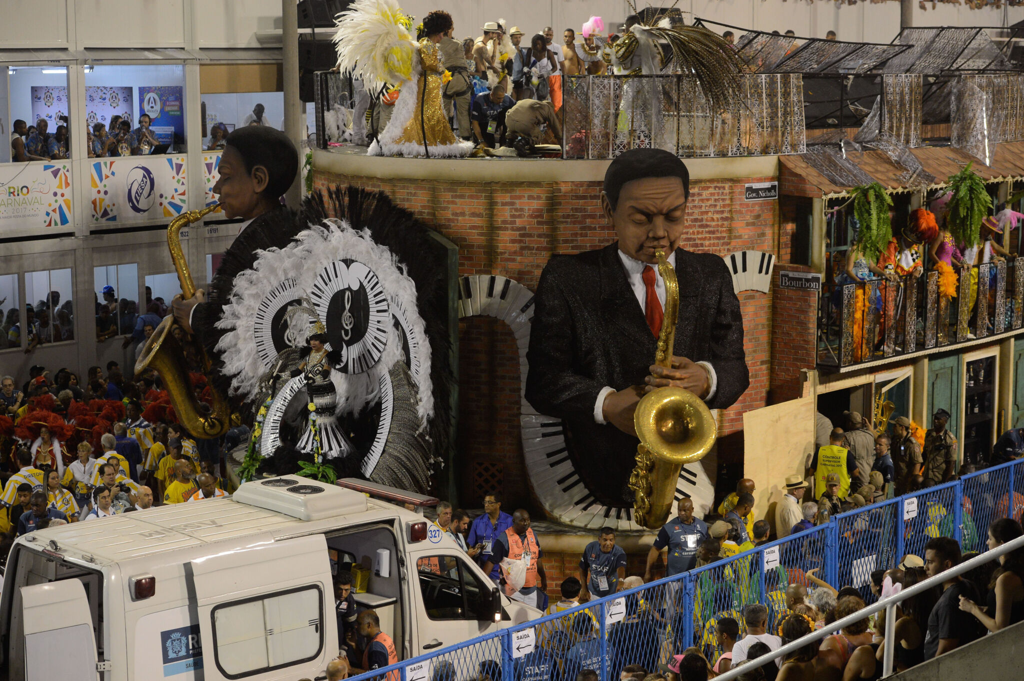 Parte da estrutura de um carro alegórico da escola de samba Unidos da Tijuca desabou no Sambódromo do Rio no Carnaval de 2017