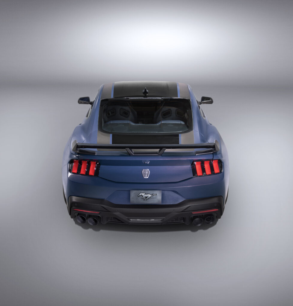 Ford Mustang Dark Horse azul metálico com tons de roxo visto de trás.