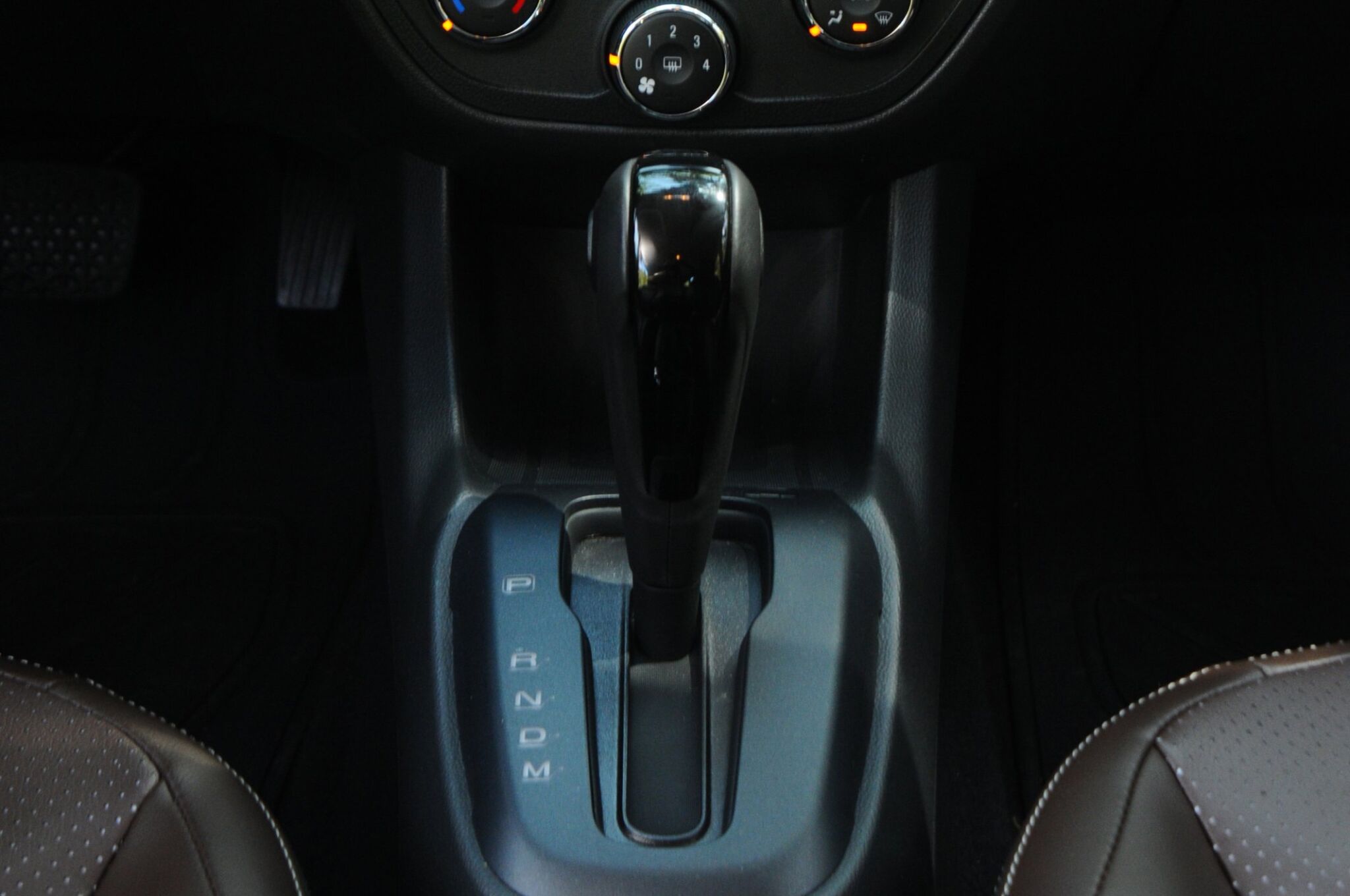 Alavanca do câmbio automático de seis marchas do Chevrolet Cobalt Elite 