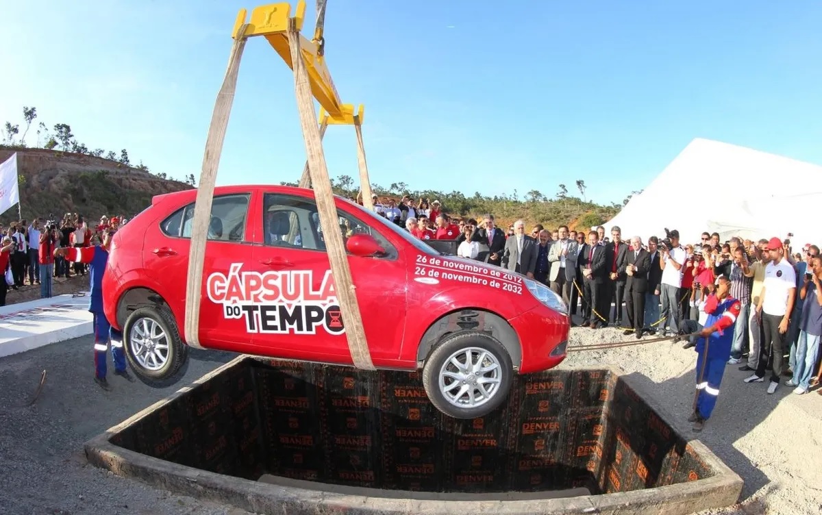 JAC J3 cápsula do tempo sendo enterrado em local onde seria a fabrica da empresa em Camacari, na Bahia