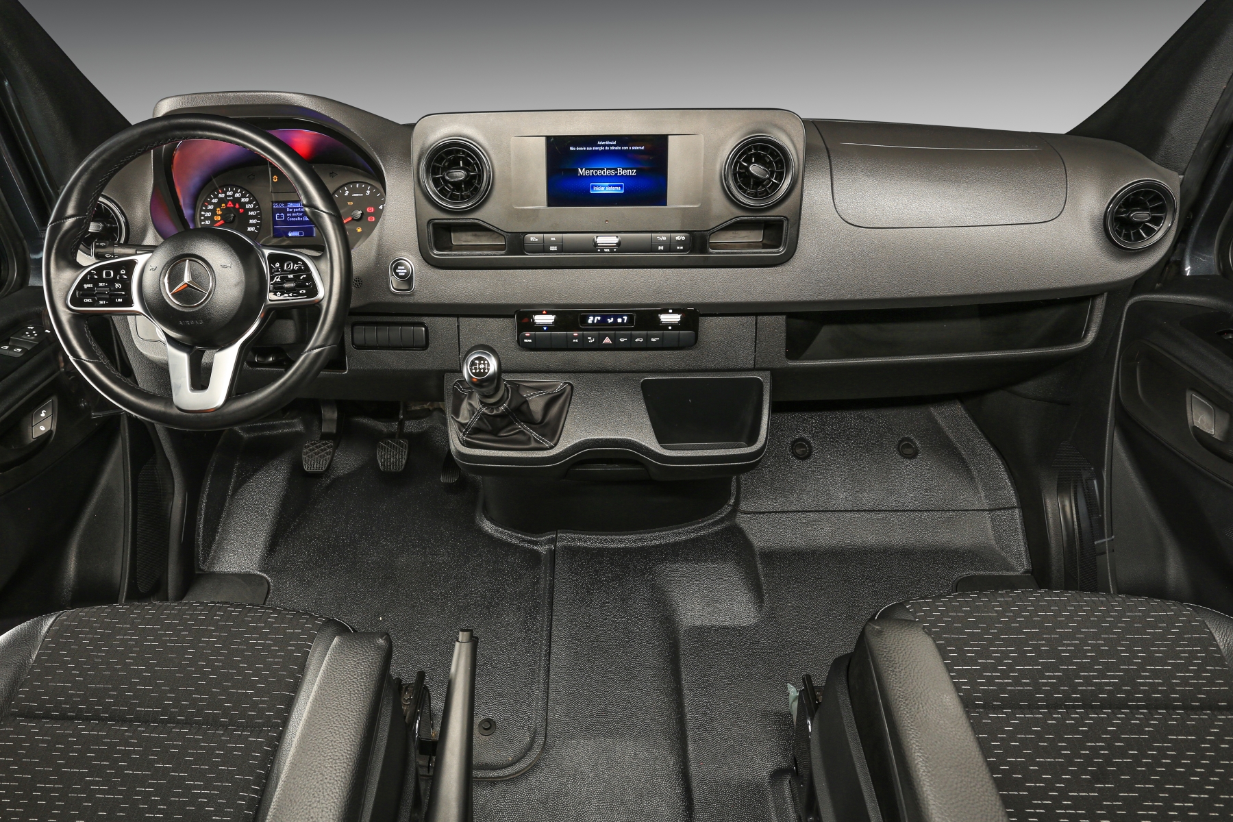 mercedes benz sprinter modelo 2023 interior painel e bancos estatico no estudio