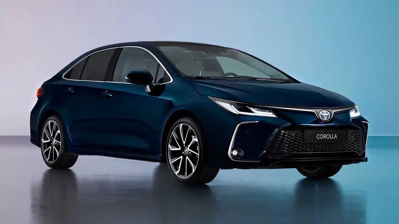 Toyota Corolla Híbrido flex azul visto da diagnal frontal. A Stellantis acredita que esse tipo de veículo seja mais vantajoso para o Brasil quando comparado aos carros elétricos.